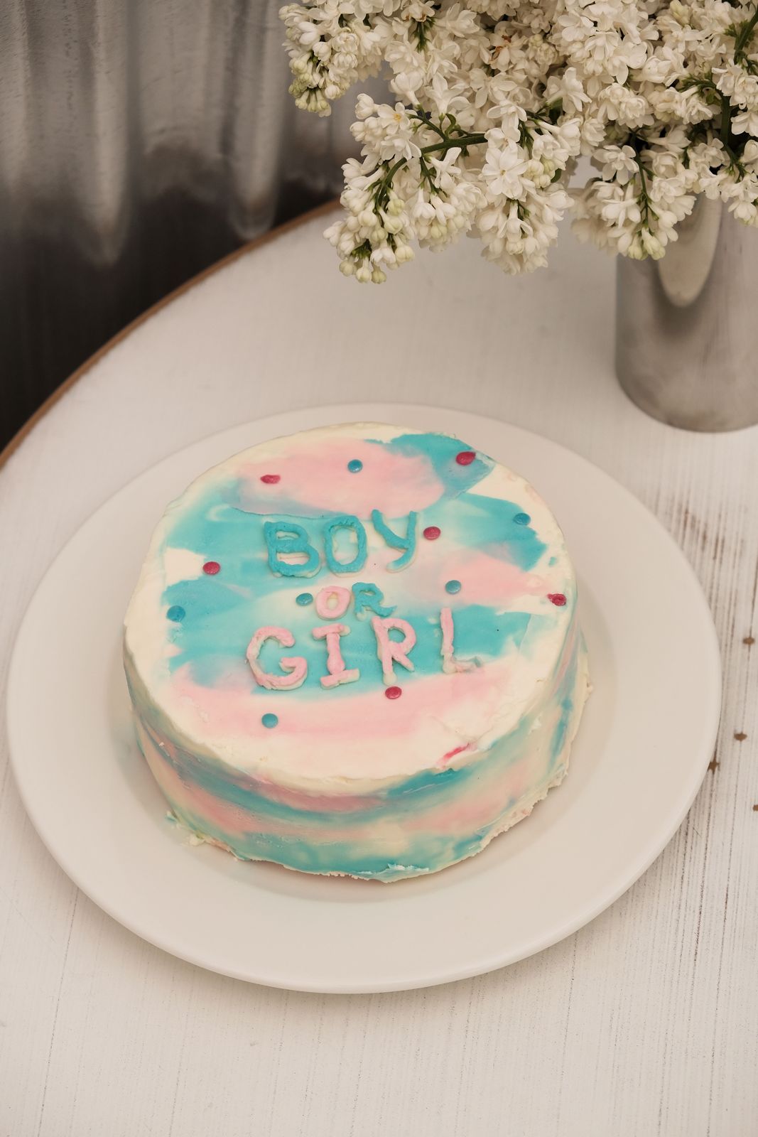 Gender reveal cake in pink and blue